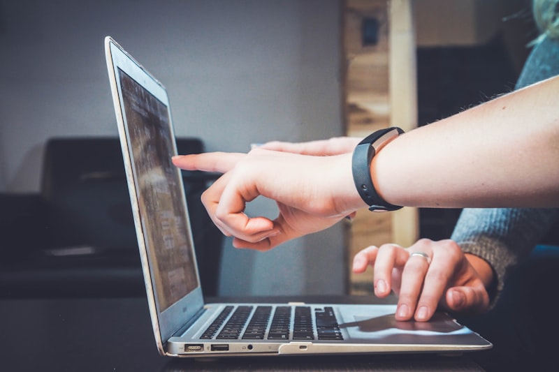 Mengetik bahan di laptop